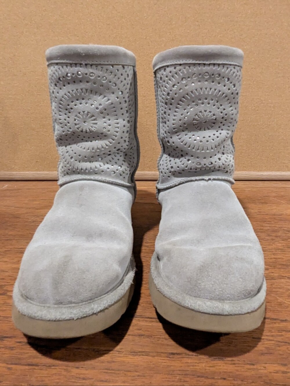 UGG CLASSIC SHORT SUNSHINE PERF SEAL GREY BOOT US 7